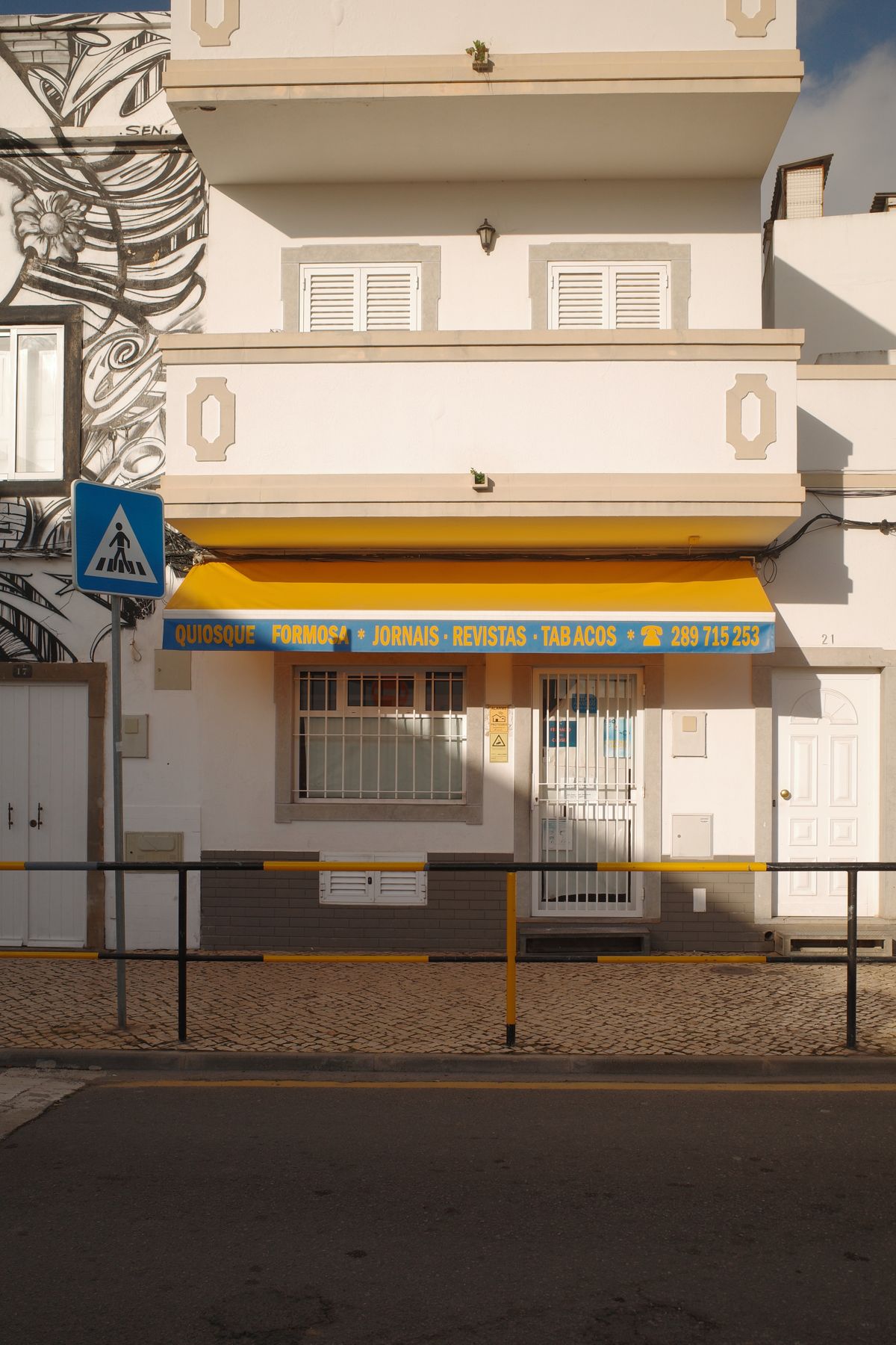 A yellow awning in Faro