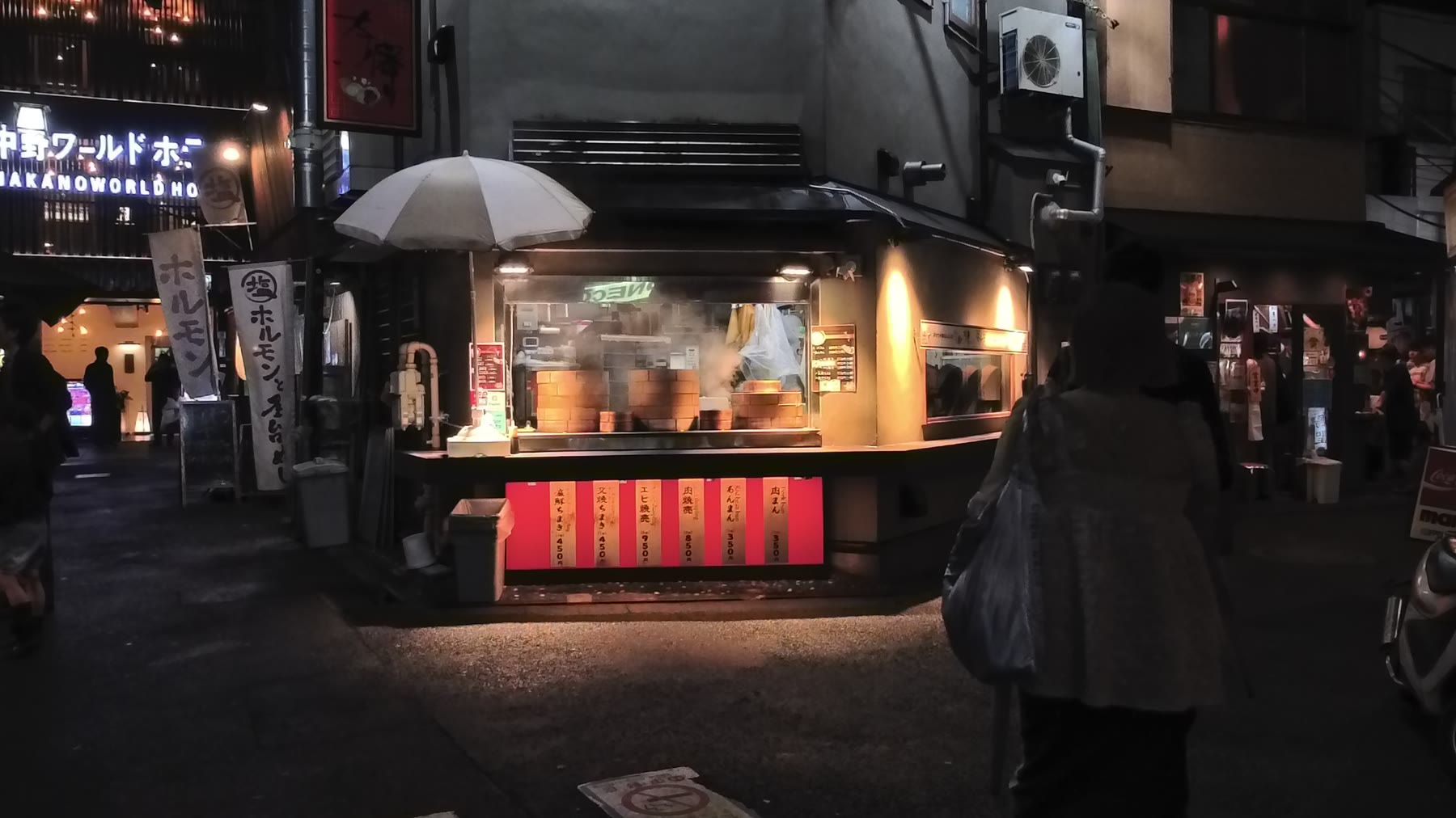 A yatai at night