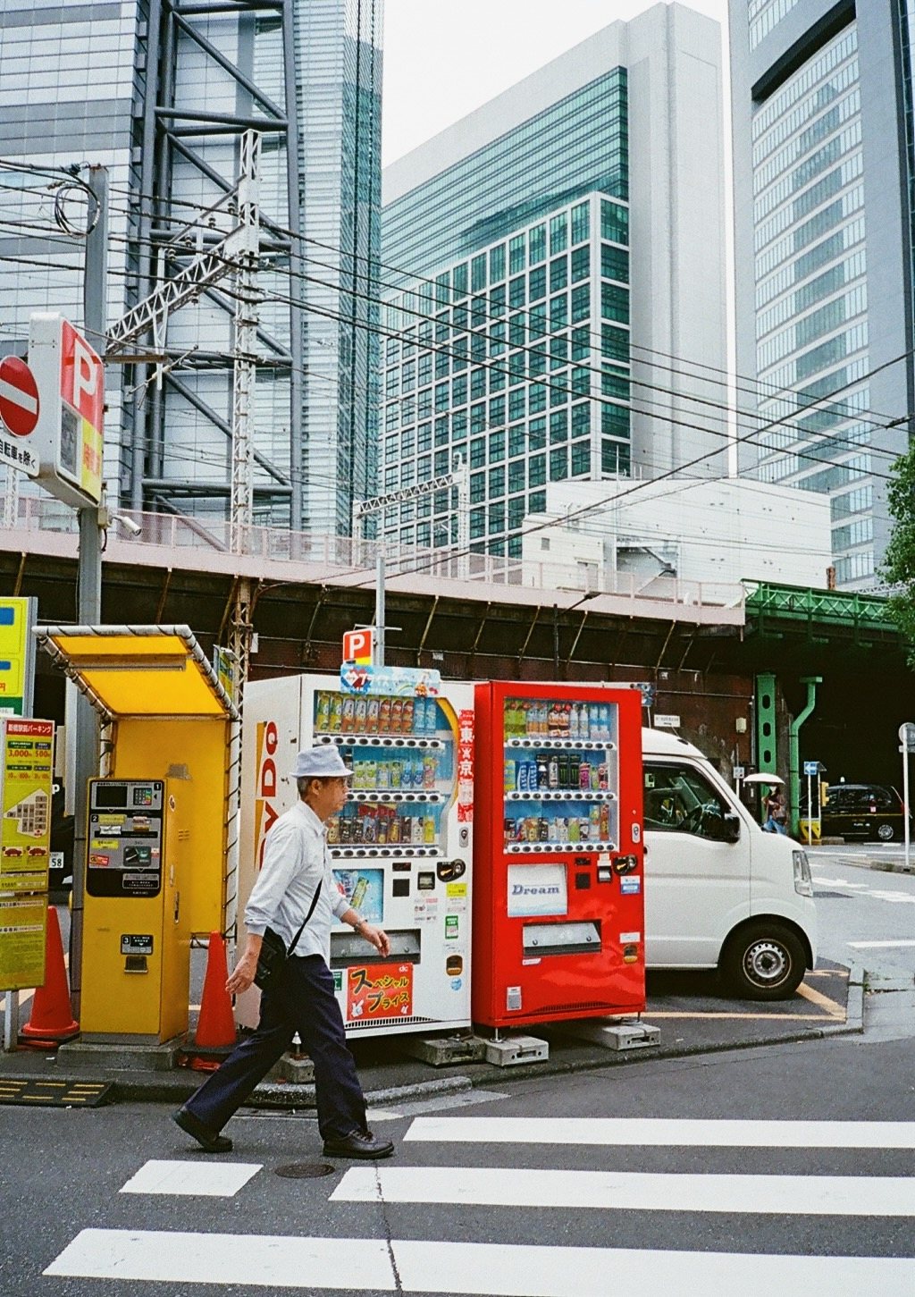 A vending truck in the street