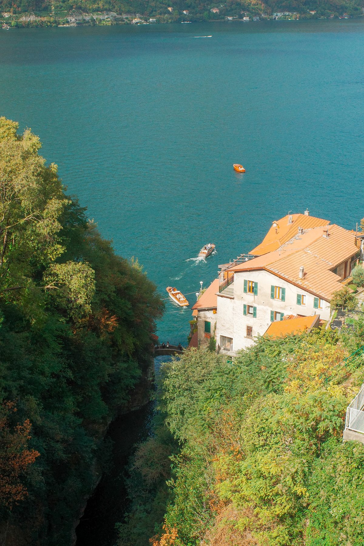 The houses of Nesso above the water