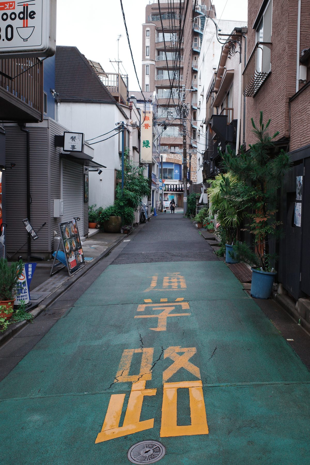 A narrow alley