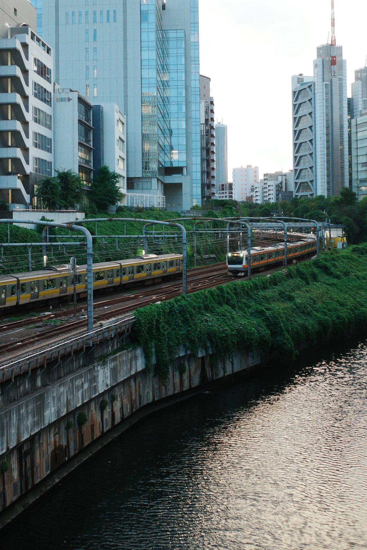 The Kanda river and the trains