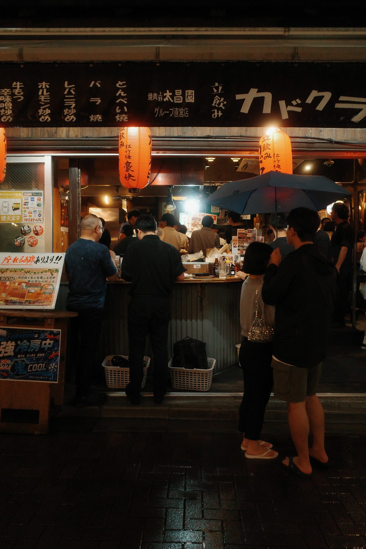A crowded standing counter