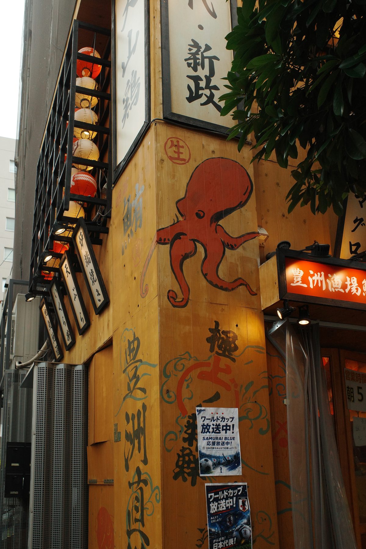 A painted octopus on an izakaya wall