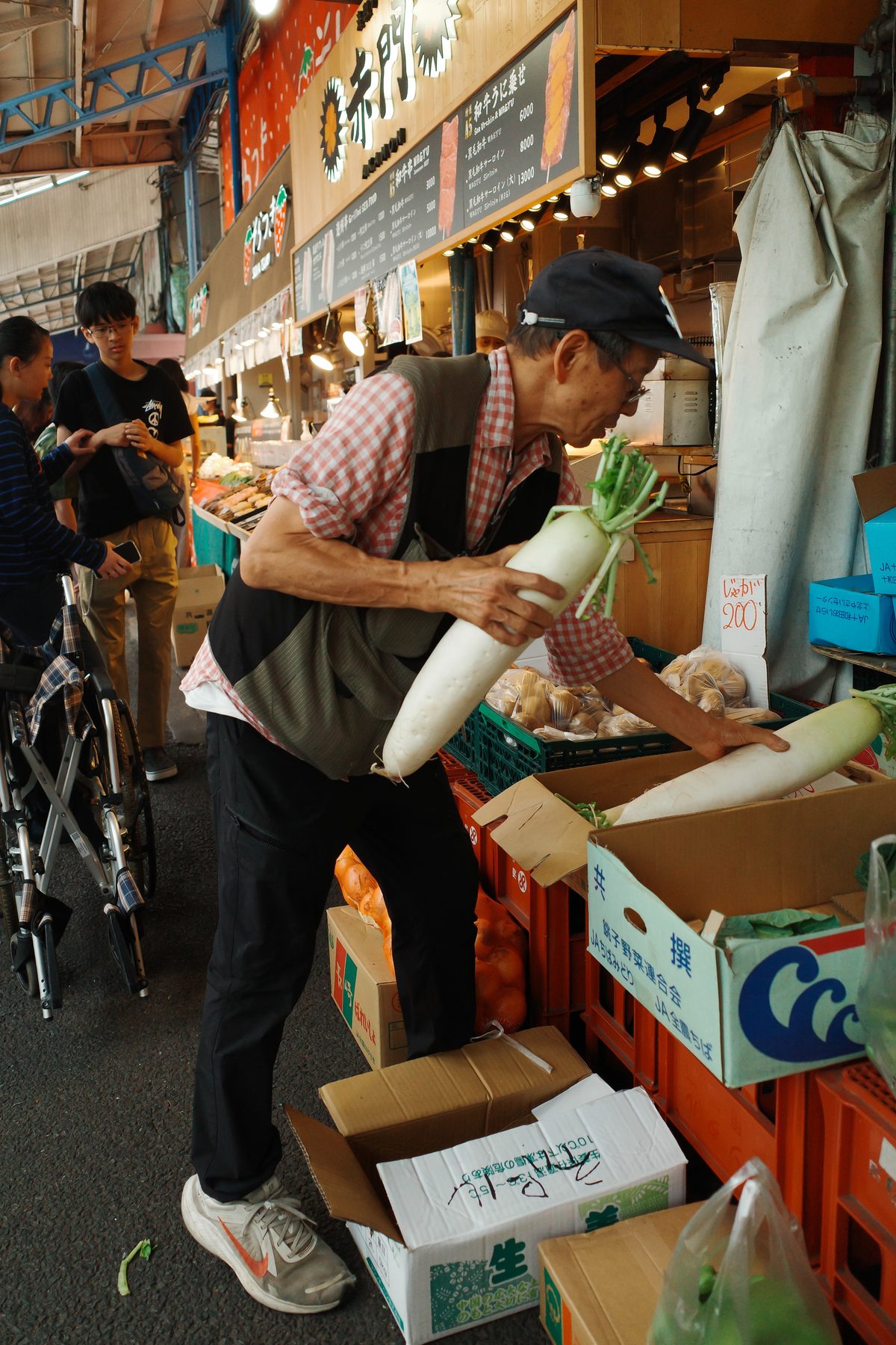 A man unloading daikon radishes