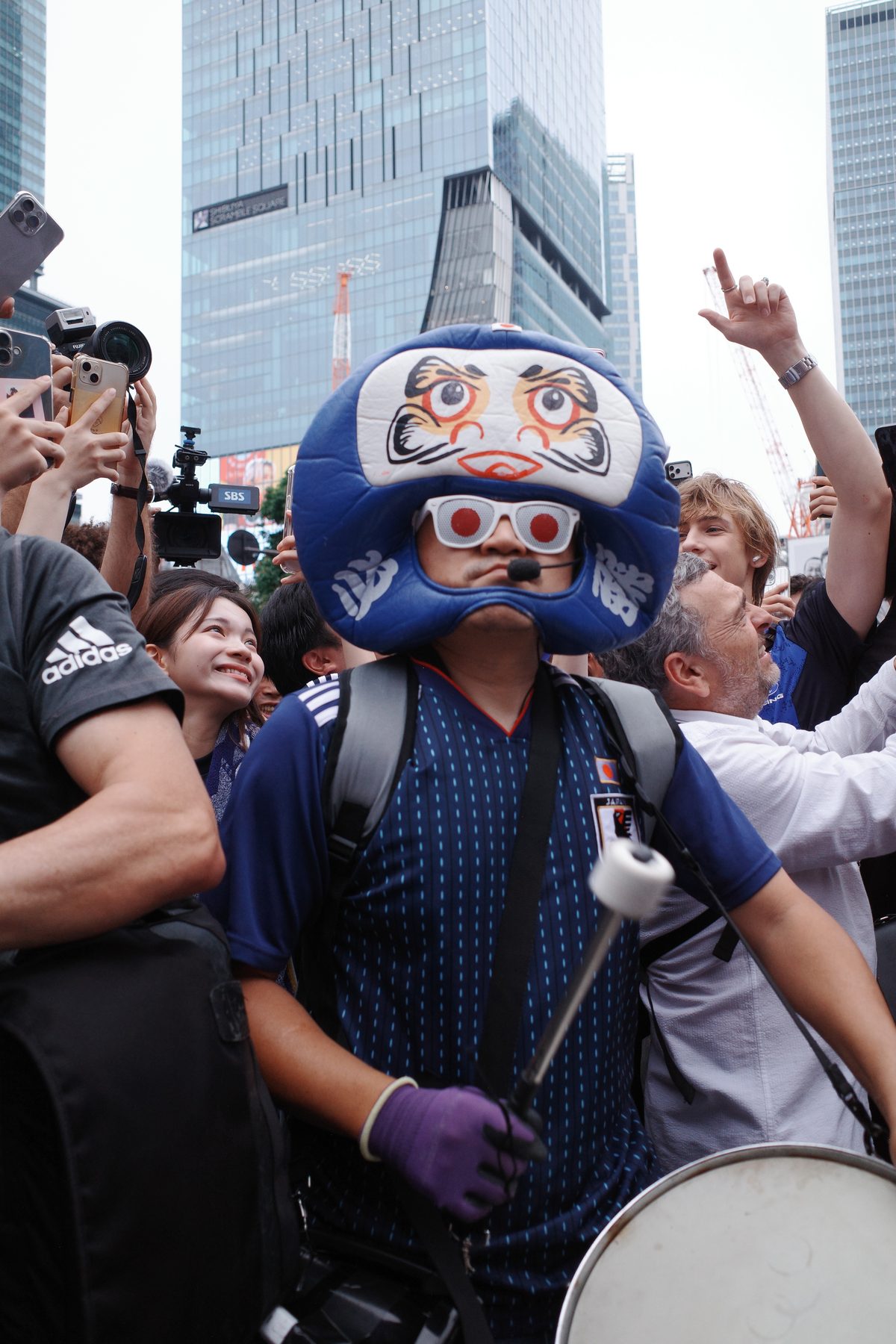 A fan in a daruma mask